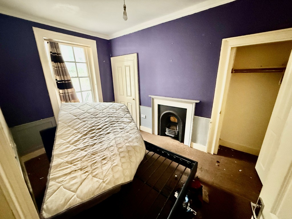 Lot: 88 - VACANT FOUR STOREY PROPERTY IN TOWN CENTRE - Maisonette - ground floor - bedroom two